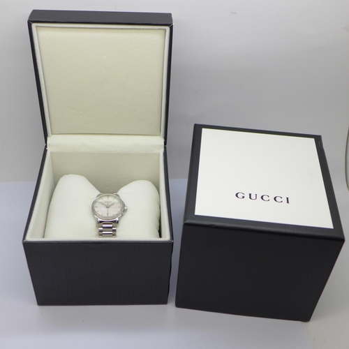 853 - A lady's stainless steel Gucci wristwatch with pearlescent dial, with box