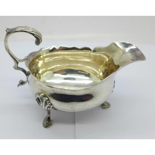 866 - A Georgian silver sauce boat, 76g