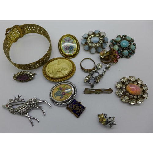 895 - Costume jewellery including vintage