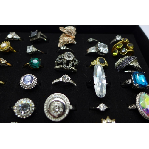 934 - A tray of thirty-six costume rings