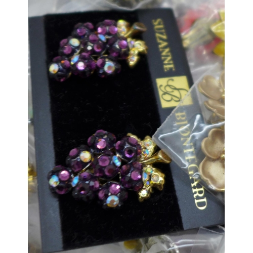 937 - 95 pairs of vintage clip-on earrings