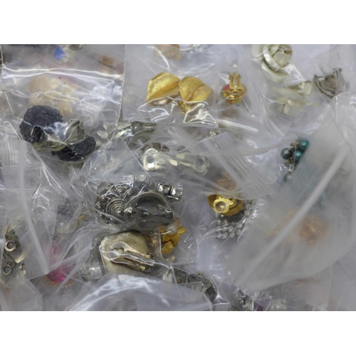 937 - 95 pairs of vintage clip-on earrings