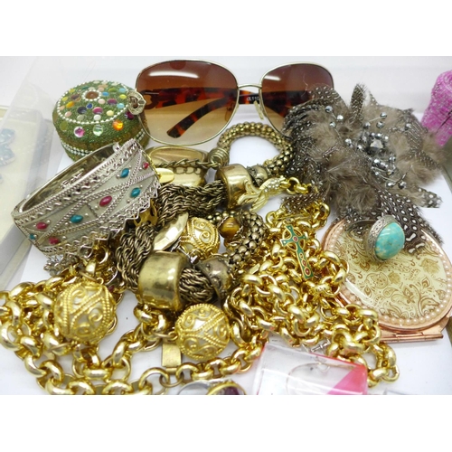 944 - Jewellery, compacts and a pair of Foster Grant sunglasses