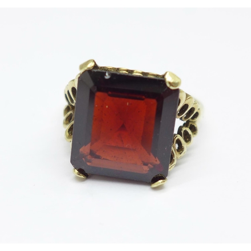 969 - A 9ct gold and garnet ring, 3.7g, L