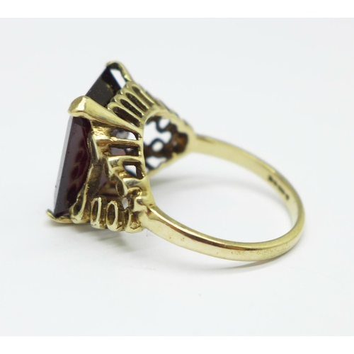 969 - A 9ct gold and garnet ring, 3.7g, L