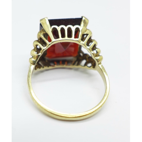 969 - A 9ct gold and garnet ring, 3.7g, L