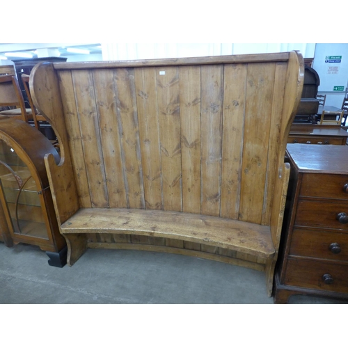 192 - A 19th Century style pine bacon settle