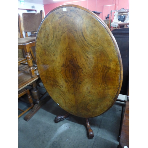 208 - A Victorian walnut oval tilt top breakfast table