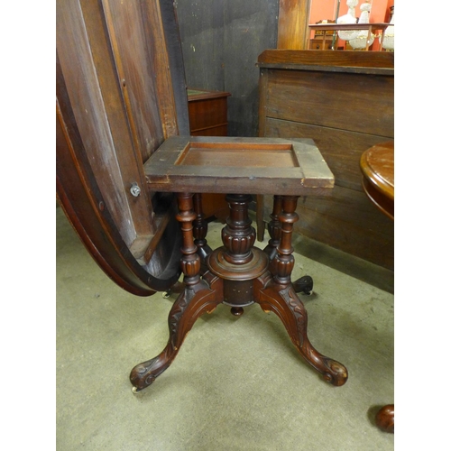 210 - A Victorian mahogany oval loo table