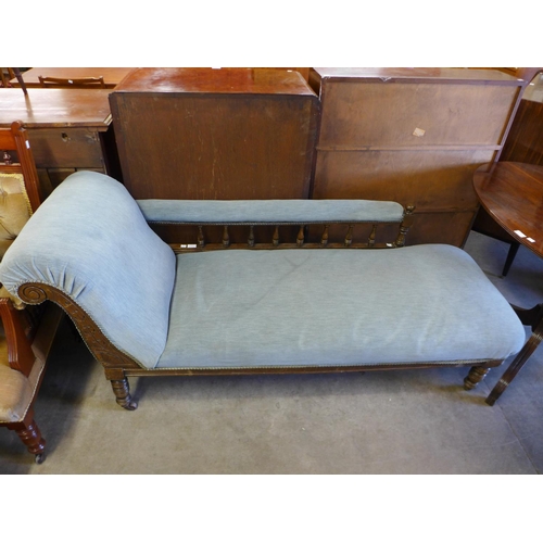 226 - A Victorian carved beech and upholstered chaise longue