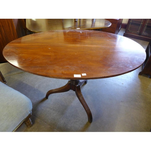 229 - A George IV maghogany oval loo table