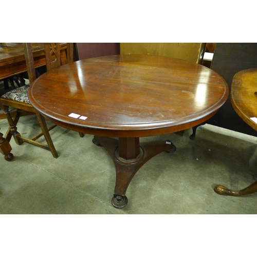 266 - A Victorian mahogany circular breakfast table