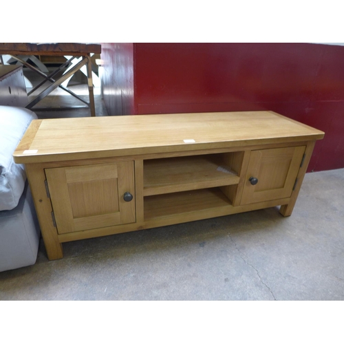 1586 - An oak TV stand   *This lot is subject to VAT