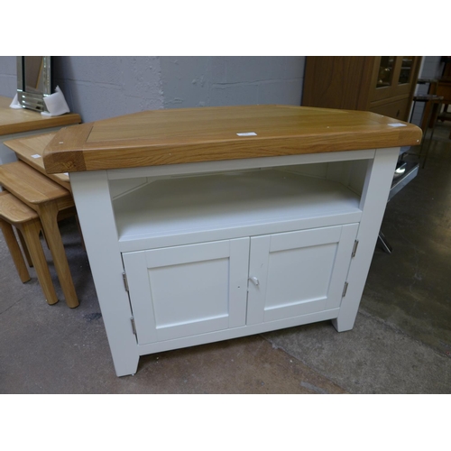 1582 - An oak and white corner TV stand (ref 78) *this lot is subject to VAT