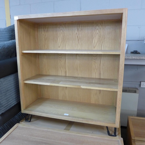 1646 - A Logan low bookcase