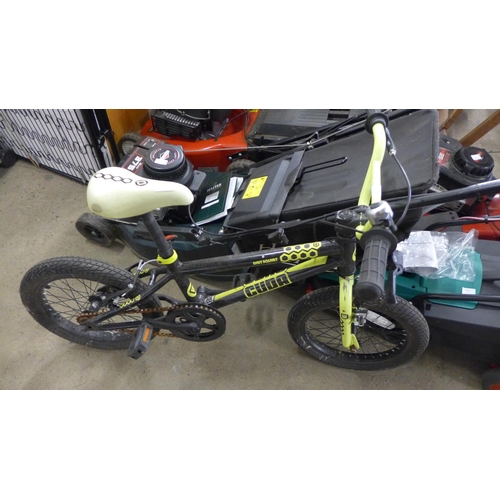 2319 - Cuda Dirt Squirt boy's bike, Razor E100 battery scooter - no charger, a/f, No Fear helmet