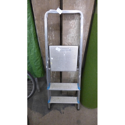 2394 - Beldray 3 tread aluminium platform steps