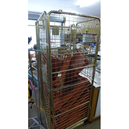 2424 - Mobile shop cage, quantity of plastic trays