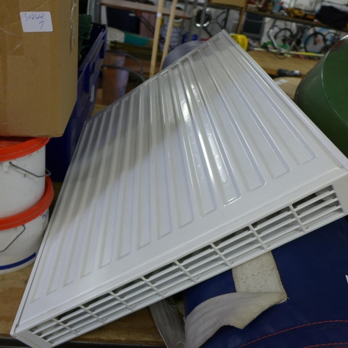 2508 - 700 x 500mm radiator with fixings - unused