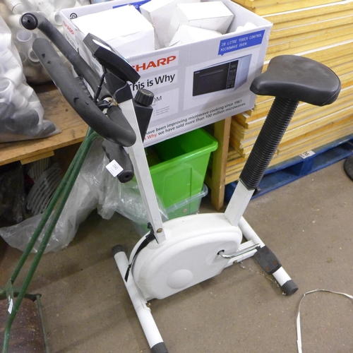 2542 - Body Sculpture exercise bike with digital read-out