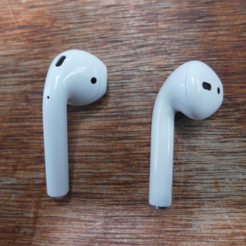 3086 - A pair of Apple Airpods with case    (196-674) * this lot is subject to vat attract