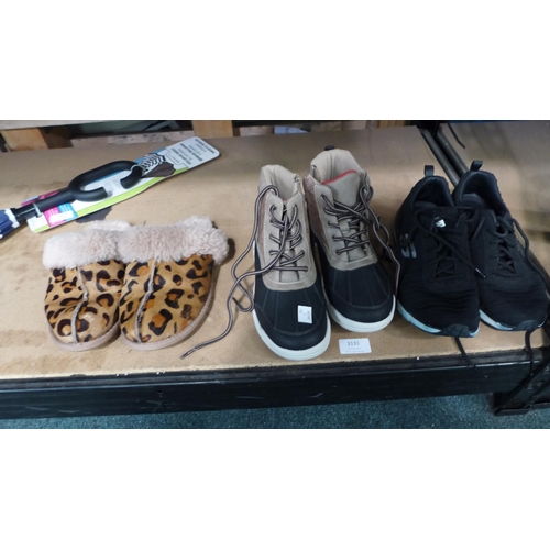 3131 - 3 Pairs of lady's shoes inc. Sketchers size 4.5, Khombu boots size 3 and Ugg slippers size 5 * this ... 