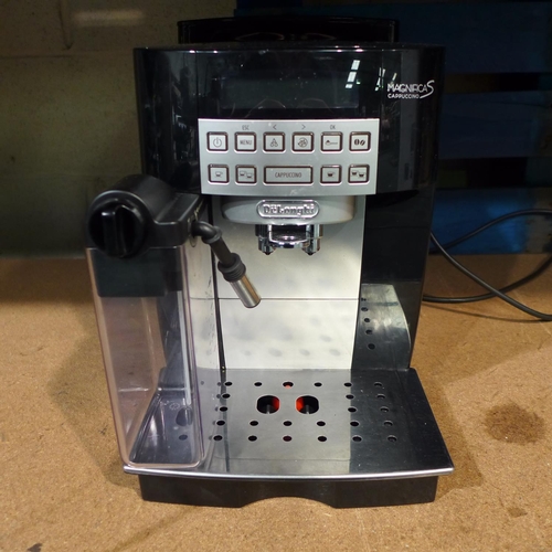 3137a - A Delonghi Bean To Cup Magnifica S Cappucino Coffee Machine (power fault)    (195-111/909) * This Lo... 