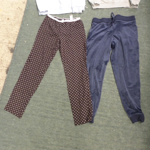 3328 - A qty. of lady's jumpers & jogging bottoms - various sizes * this lot is subject to VAT