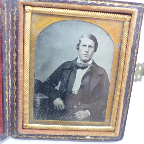 633 - A cased set of six napkin rings and a Victorian photograph, framed