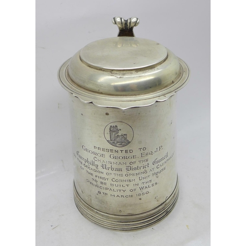 666 - A George II style silver lidded tankard, with a shaped hinged lid and scrolled thumb piece, hallmark... 