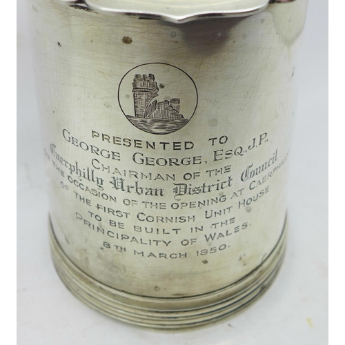 666 - A George II style silver lidded tankard, with a shaped hinged lid and scrolled thumb piece, hallmark... 