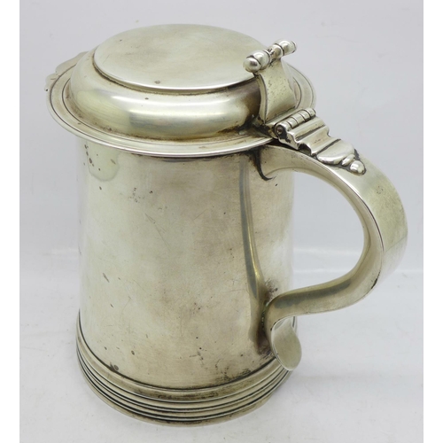 666 - A George II style silver lidded tankard, with a shaped hinged lid and scrolled thumb piece, hallmark... 