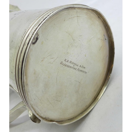 666 - A George II style silver lidded tankard, with a shaped hinged lid and scrolled thumb piece, hallmark... 