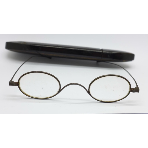 696 - A pair of Georgian temple spectacles with papier mache frogmouth case