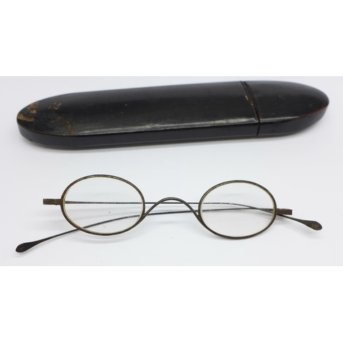 696 - A pair of Georgian temple spectacles with papier mache frogmouth case