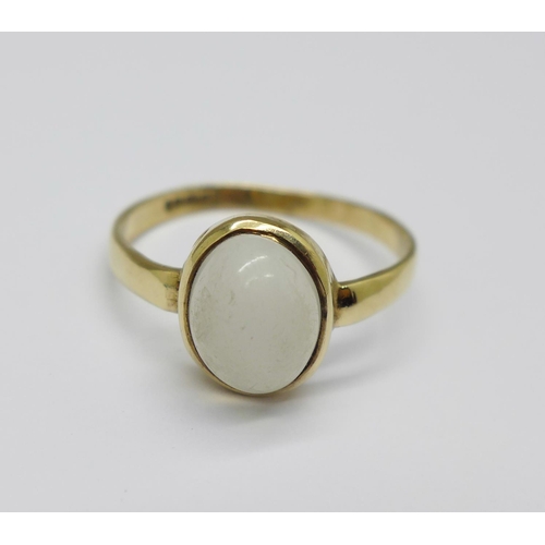 699 - A 9ct yellow gold and moonstone ring, the cabochon cut moonstone displaying cats eye effect, in rub ... 