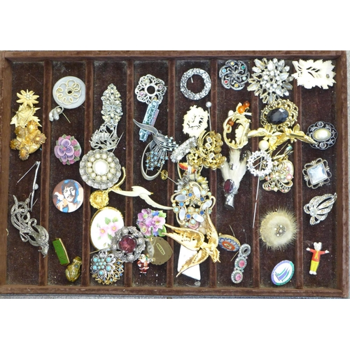 706 - Over 70 costume brooches and pins in case