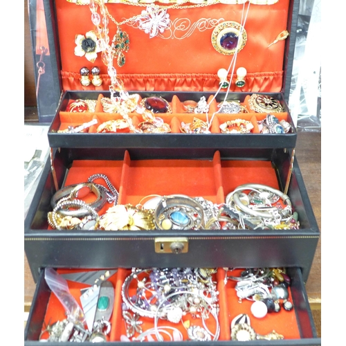 725 - Fashion and costume jewellery in a jewellery box