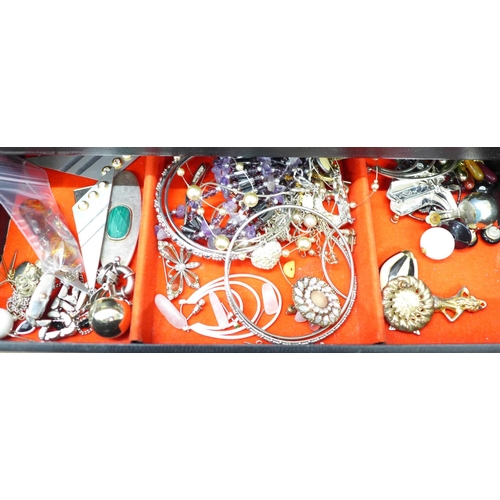 725 - Fashion and costume jewellery in a jewellery box