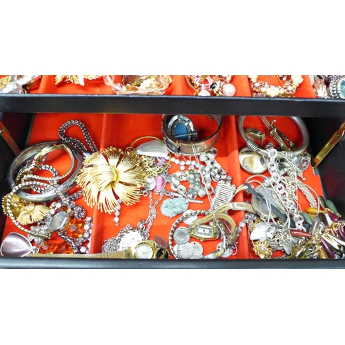 725 - Fashion and costume jewellery in a jewellery box