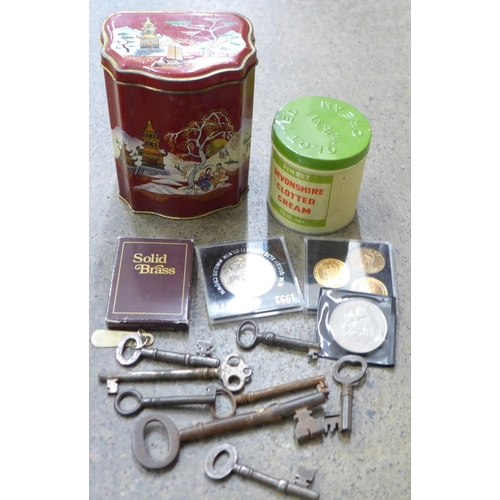 741 - A collection of old keys, two tins and coins