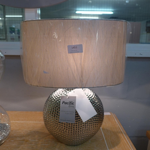 1477 - A textured silver ceramic table lamp (30-154)