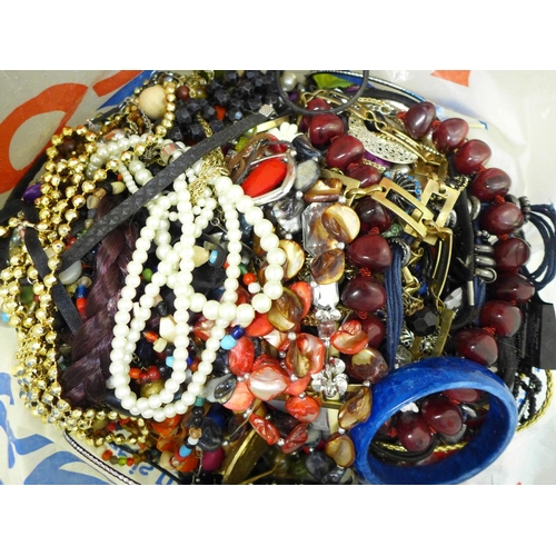 772 - Necklaces, bangles and other fashion jewellery