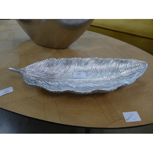 1573 - A decorative silver feather dish (190037C407)   #