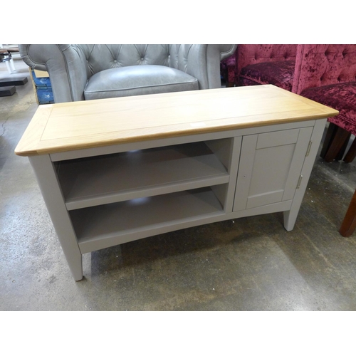 1665 - A Malvern Shaker grey painted oak small TV unit (EV08-88) * this lot is subject to VAT Damaged split... 