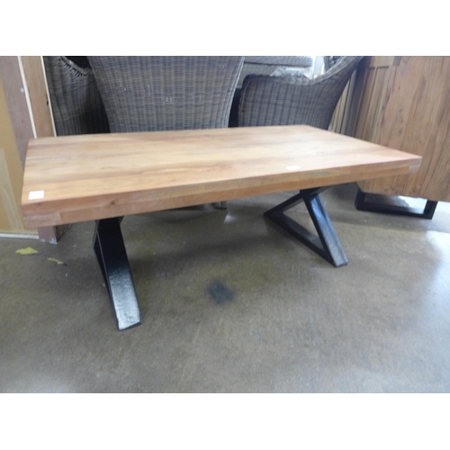 1682 - A Matrix light coffee table