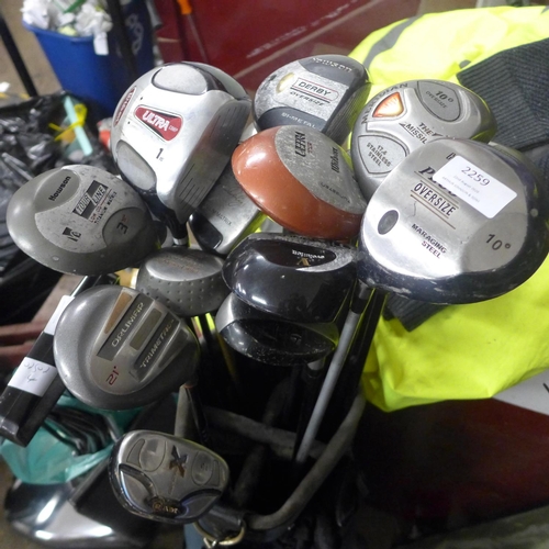 2259 - Golf drivers; includes Hippo, Wilson, Howson, 18 in total - in bag