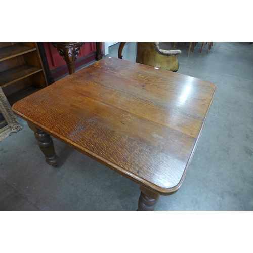 207 - A Victorian oak dining table