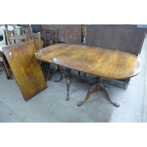 243 - A Regency style mahogany pedestal dining table