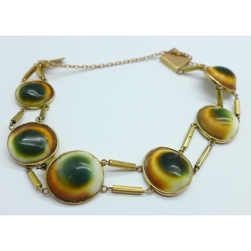 1007 - A 9ct gold and cat's eye shell bracelet, total weight 21.2g